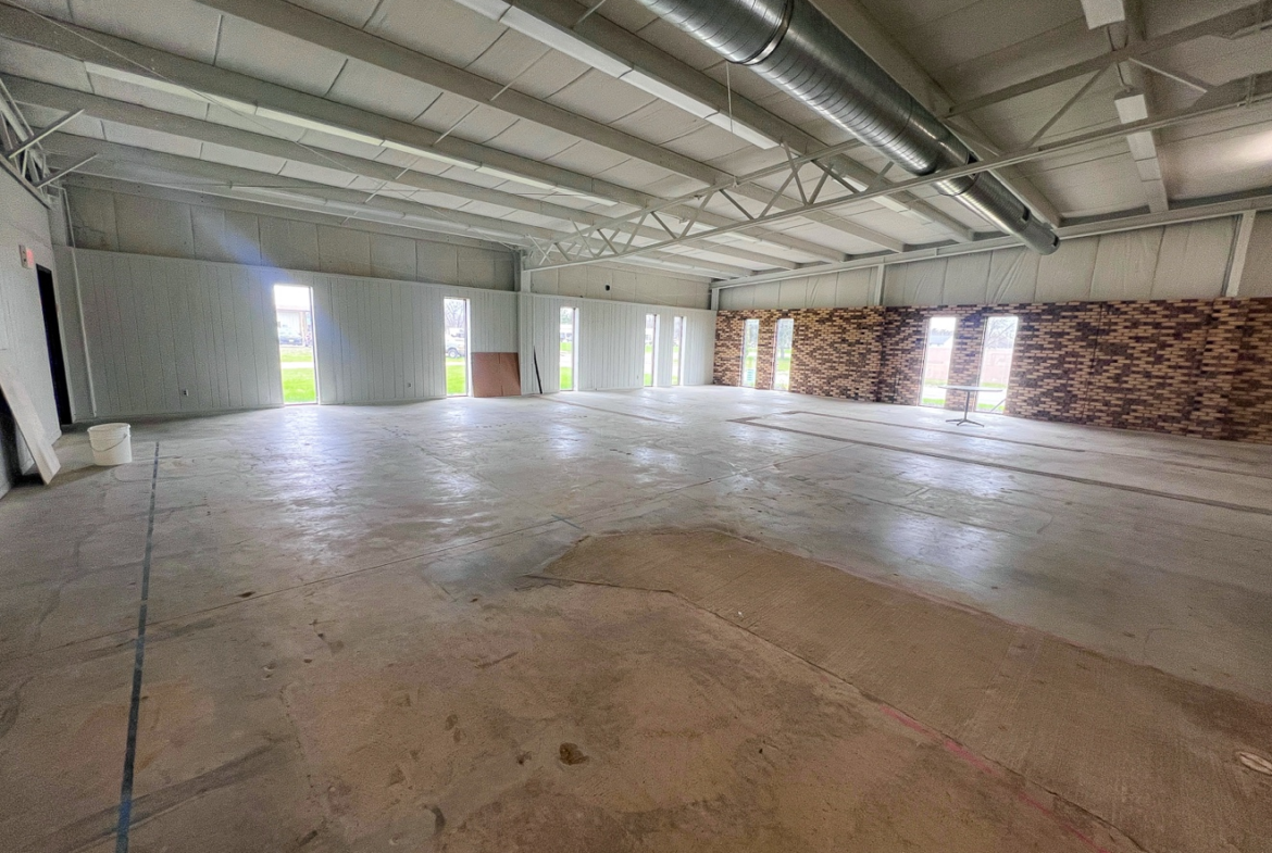 200-224 Commercial Drive, Columbus, WI 53925- Social Boutique Co/ Oak Floral 
