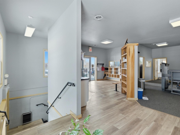 16_interior_staircase_and_lobby_view