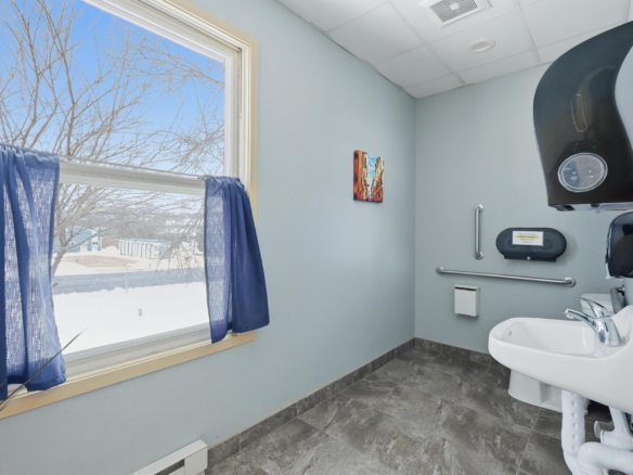 19_restroom_2_with_window