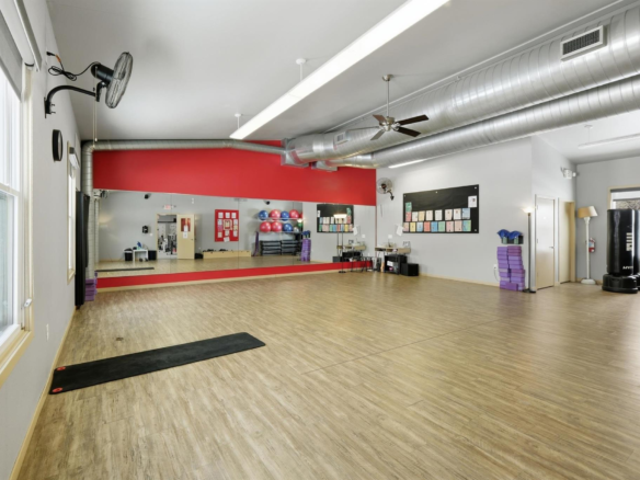 24_group_fitness_studio_mirror_wall.webp